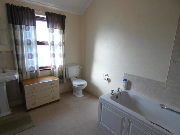 SPACIOUS BATHROOM
