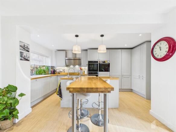 5-bed detached on Cleveland Way, Great Ashby, Stevenage, £700,000