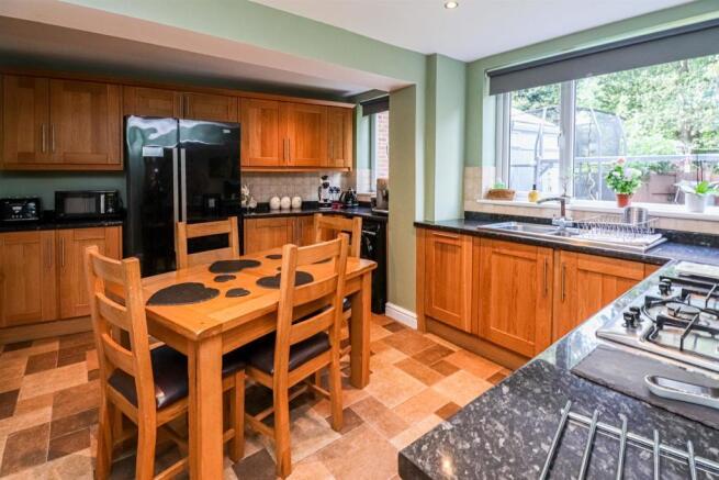 KITCHEN/DINING ROOM