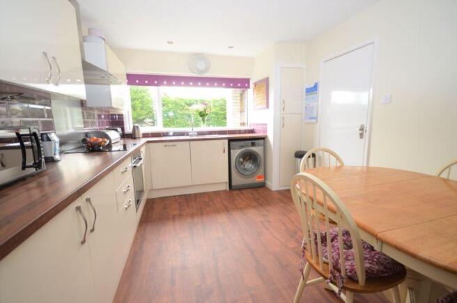 KITCHEN/DINING...