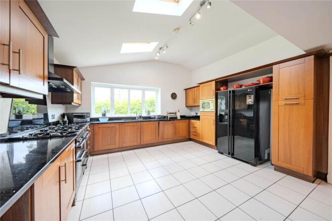 5 bed Detached for sale Image 4