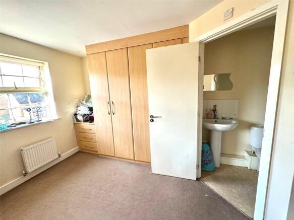 5 bed Town House for sale Image 7
