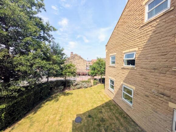 2 bed Flat to rent Image 12