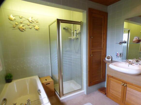 SPACIOUS BATHROOM
