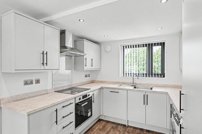 4 bed House to rent Image 4