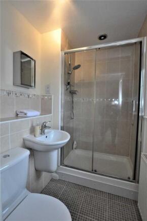20 Ensuite.JPG