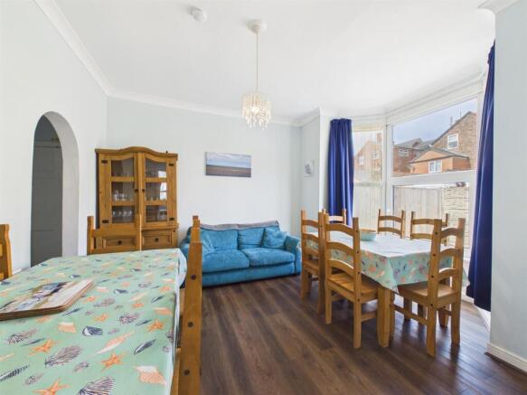 Dining room: