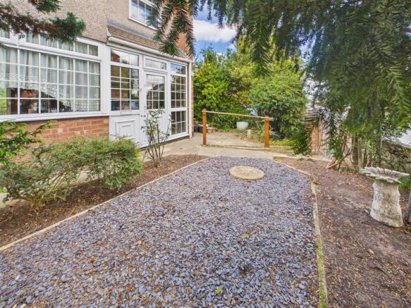 Approah/ Front Garden
