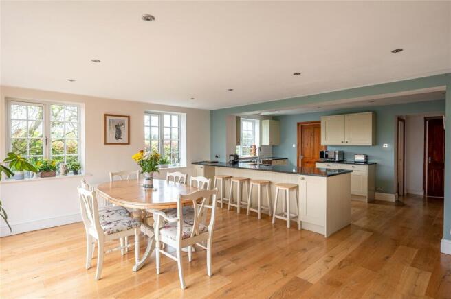 4 bed Detached for sale Image 9