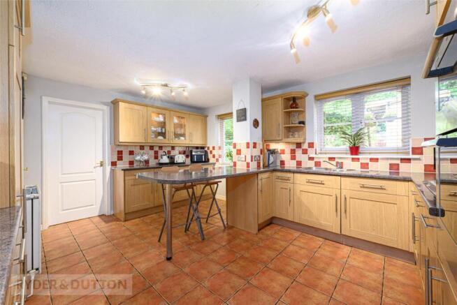 5 bed Detached for sale Image 4