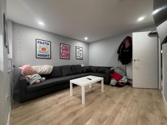 Call 02920 668585 to secure your viewing _4