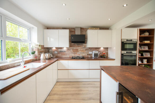4 bed Detached to rent Image 4