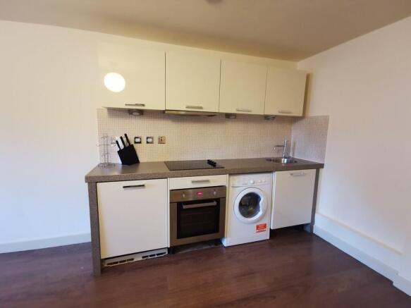 2 bed Apartment to rent Image 4