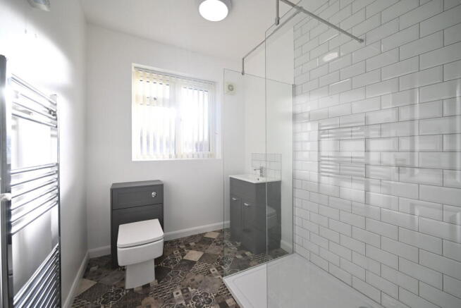 3 bed Semi-Detached Bungalow to rent Image 12