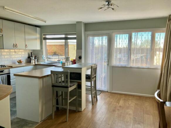 KITCHEN/DINING ROOM
