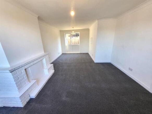 Sitting Room/ Dining Pic 2