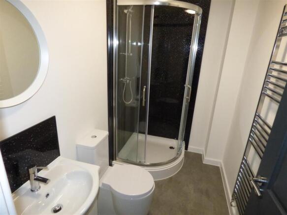 Apt 10 Whitley Mill - shower.JPG