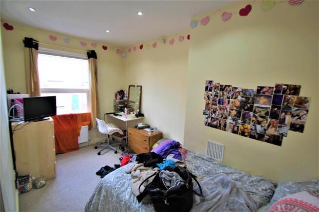 4 bed Terraced to rent Image 5