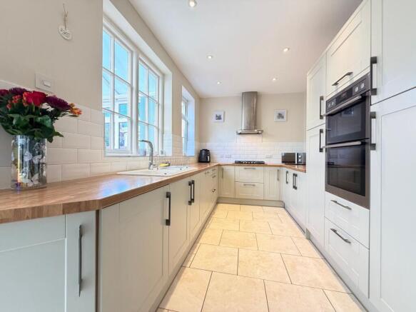 4 bed Semi-Detached for sale Image 7