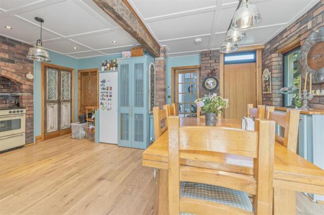 4 bed Semi-Detached for sale Image 7