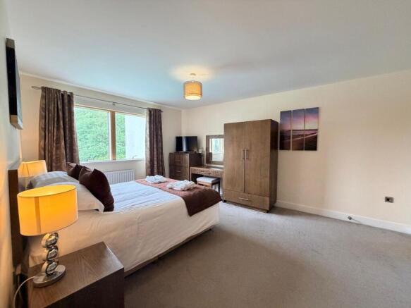 3 bed Apartment for sale Image 9