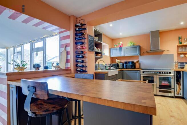 4 bed Semi-Detached for sale Image 5