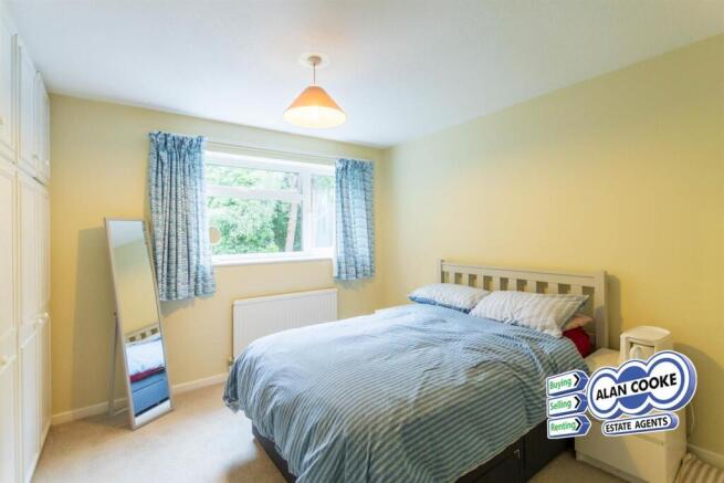 4 bed Detached for sale Image 9
