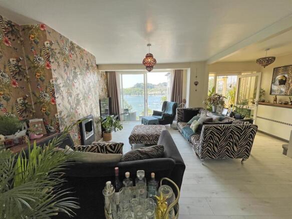 Wolseley Road 850 - Lounge Front.jpg