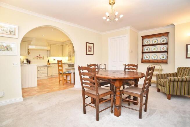 4 bed House for sale Image 8