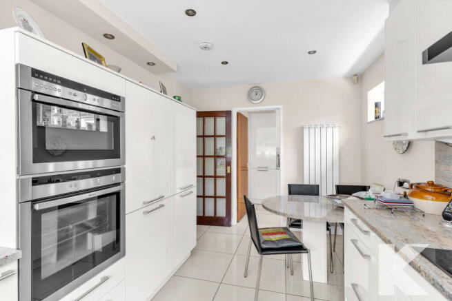 5 bed Detached for sale Image 8