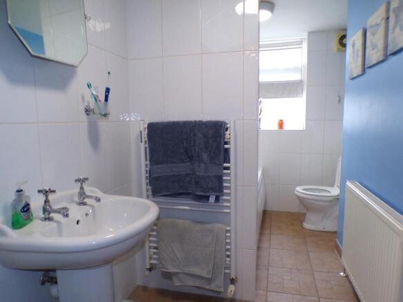 HultonSt47bath1.JPG