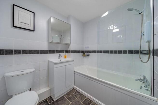 14-7bf981909 - PropWPen - NS - 2 Ashurst Close SE2