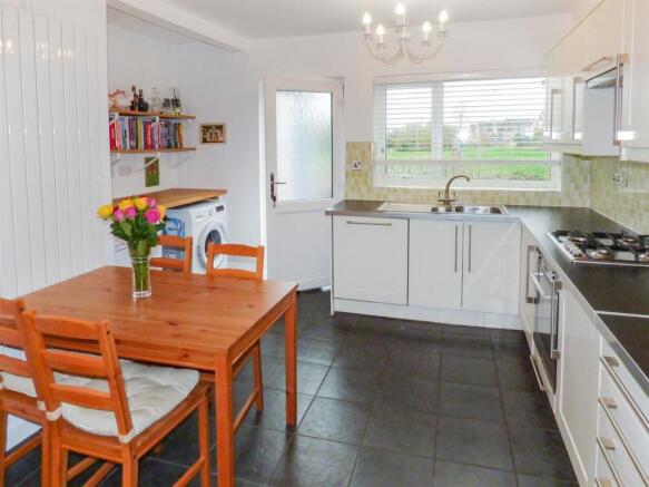 Kitchen 2.jpeg