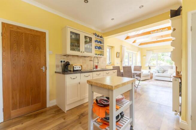 Open plan kitchen/living