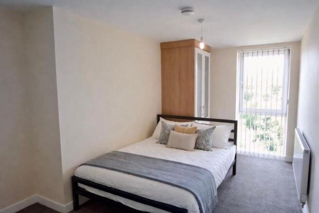 4 bed Apartment to rent Image 8