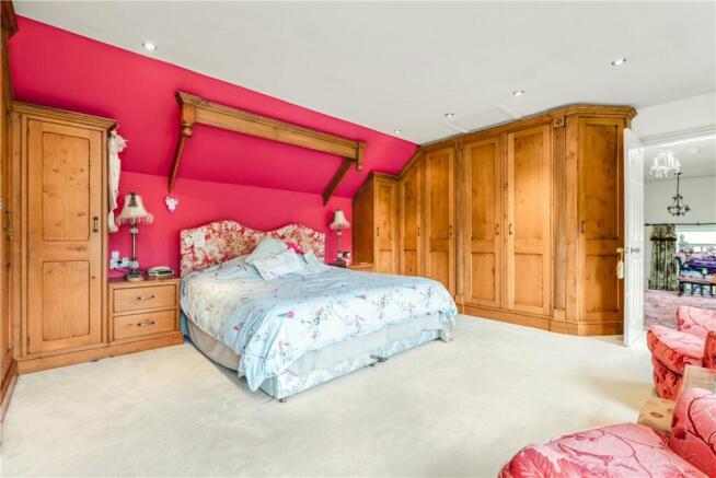 5 bed Detached for sale Image 12