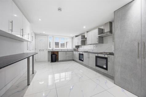 Barchester Close, Uxbridge, UB8