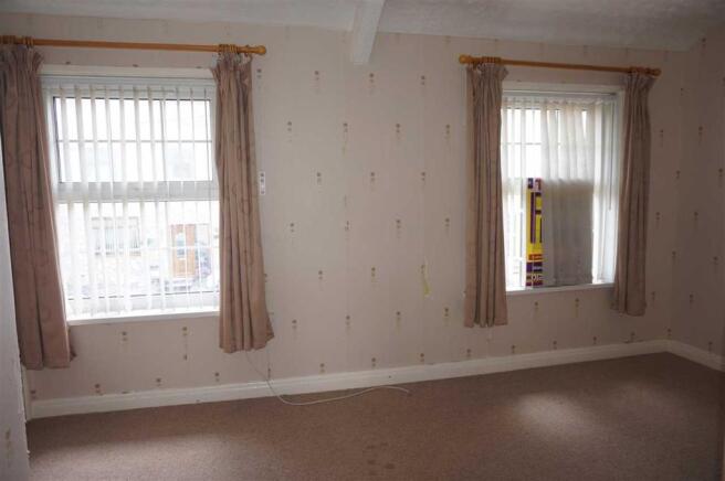 FRONT BEDROOM 1 :