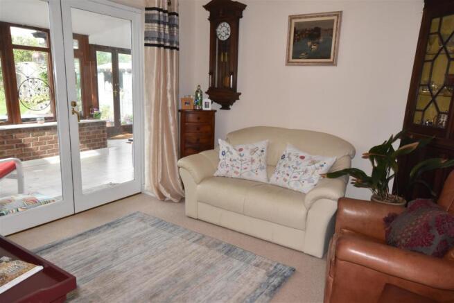 SNUG/SITTING ROOM