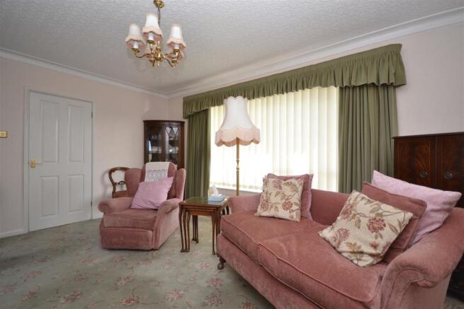 18elmwoodavenueLOUNGEVIEW2.JPG
