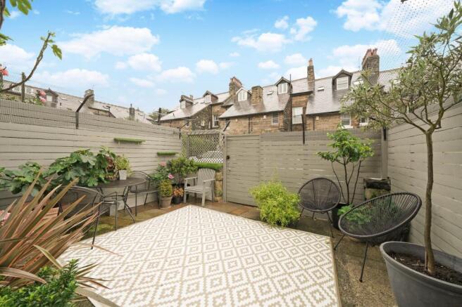 3 bed Terraced to rent Image 4