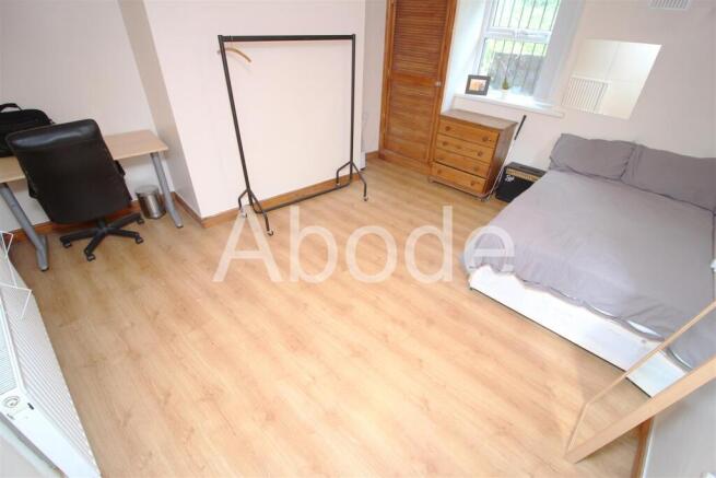 7 bed House to rent Image 9