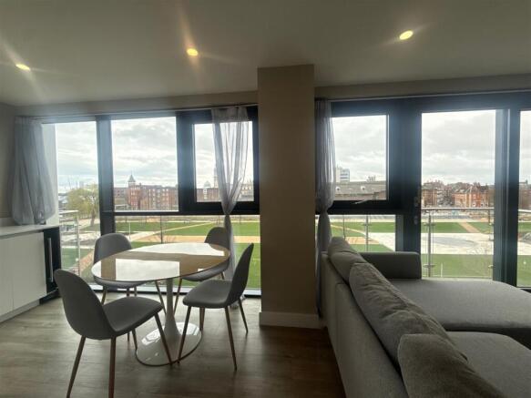 2 bed Apartment to rent Image 9