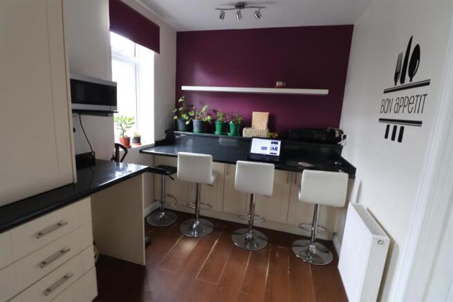 BREAKFASTING KITCHEN
