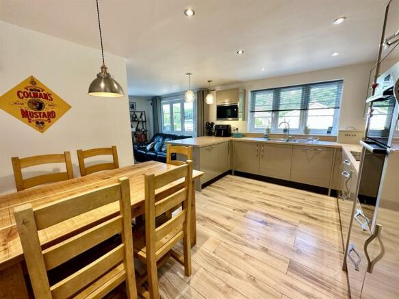 kirchen dining area.JPEG