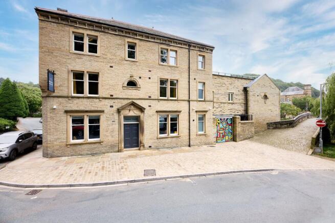 6 bed Semi-Detached for sale Image 5