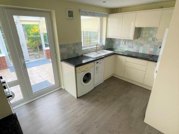 Modern Fitted Kitchen / Breakfast Room