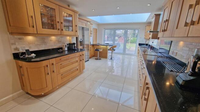 SUPERB RE-FITTED KITCHEN
