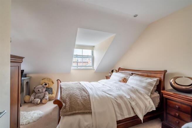 4 bed Semi-Detached for sale Image 11