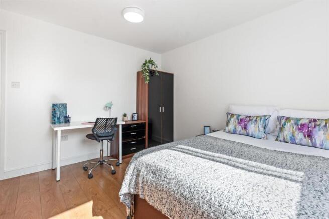 3 bed Flat to rent Image 11